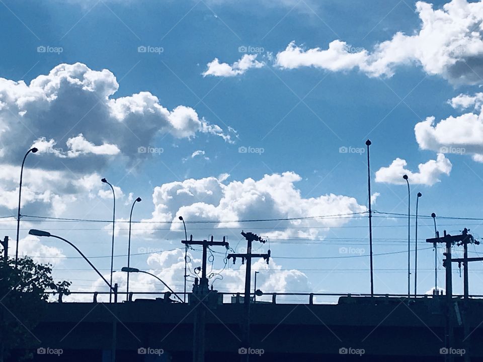 Céu azul ensolarado cidade ponte! Dia de verão, nuvens e céu 
