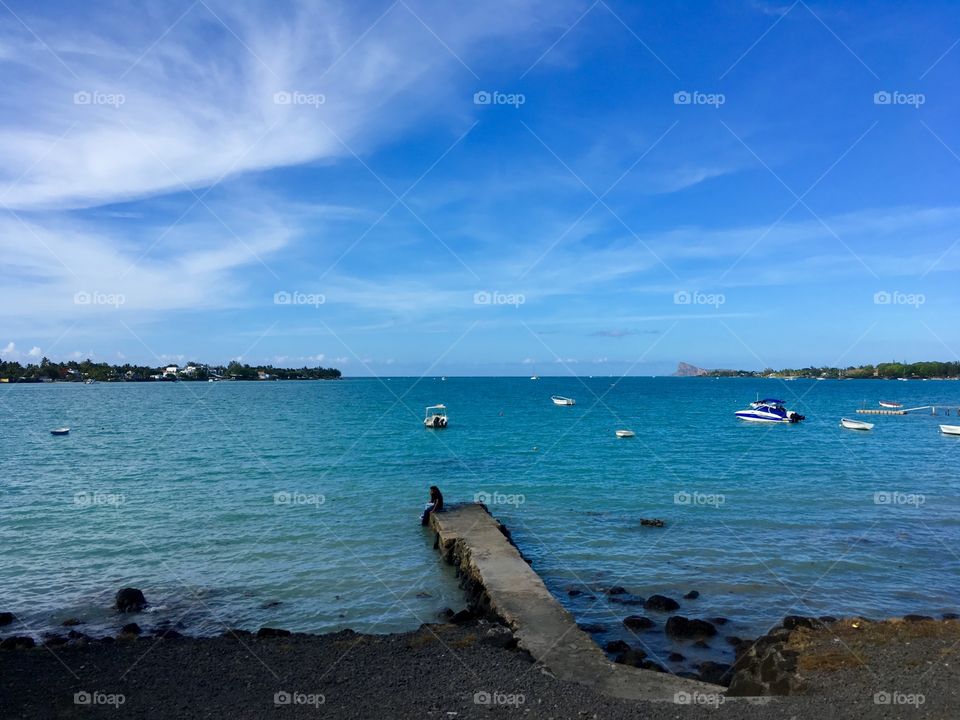 Yacht and dock: one way to get a beautiful ocean view.