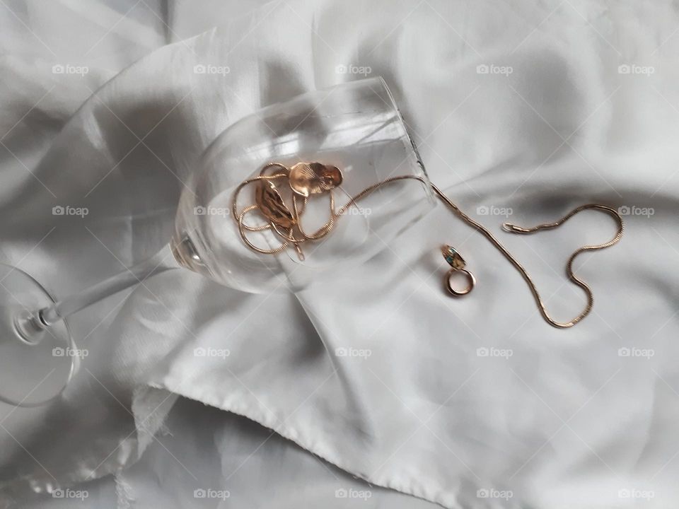 Aesthetics of gold jewelry