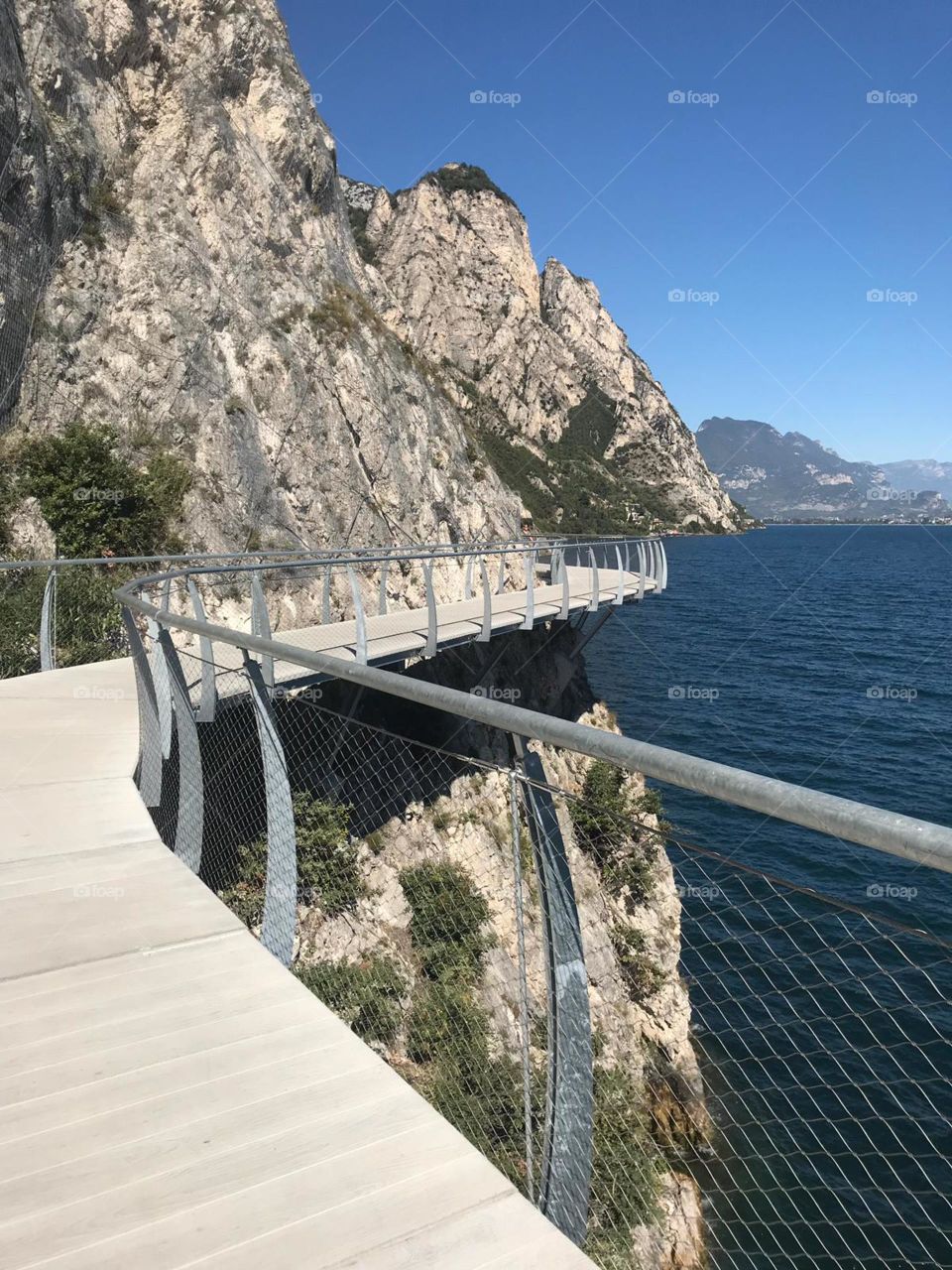 Walking on garda lake, Limone