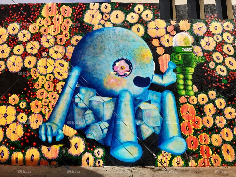 happy lil’ blue guy hangin’ out with his green astronaut pal in a field of flowers (it’s a mural titled ‘Shank and Bone’ by Mauro Donate)