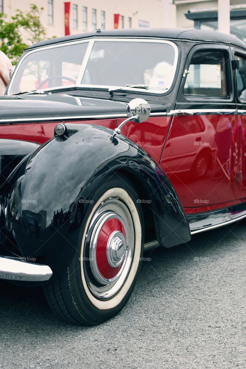 Closeup shot of old timer vintage car in magenta colour