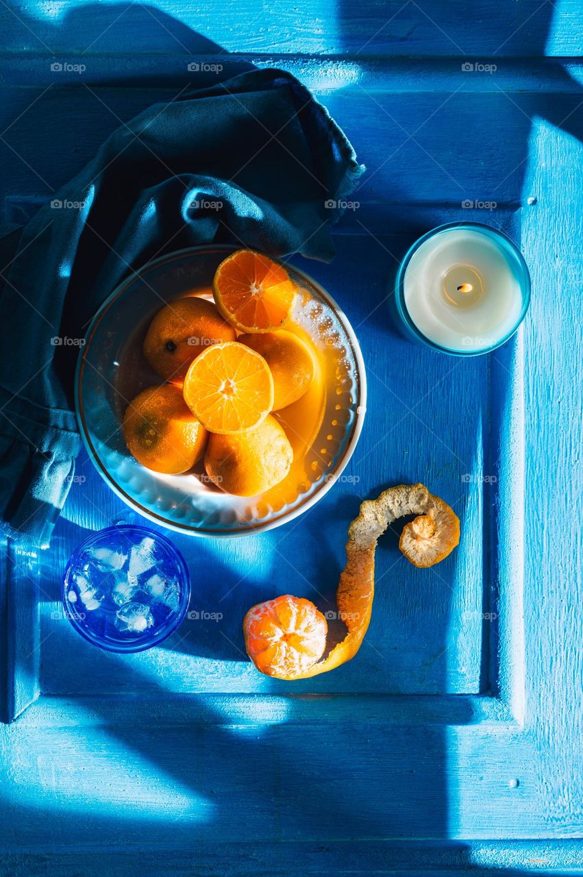 Fresh and juicy tangerines on blue plates.
