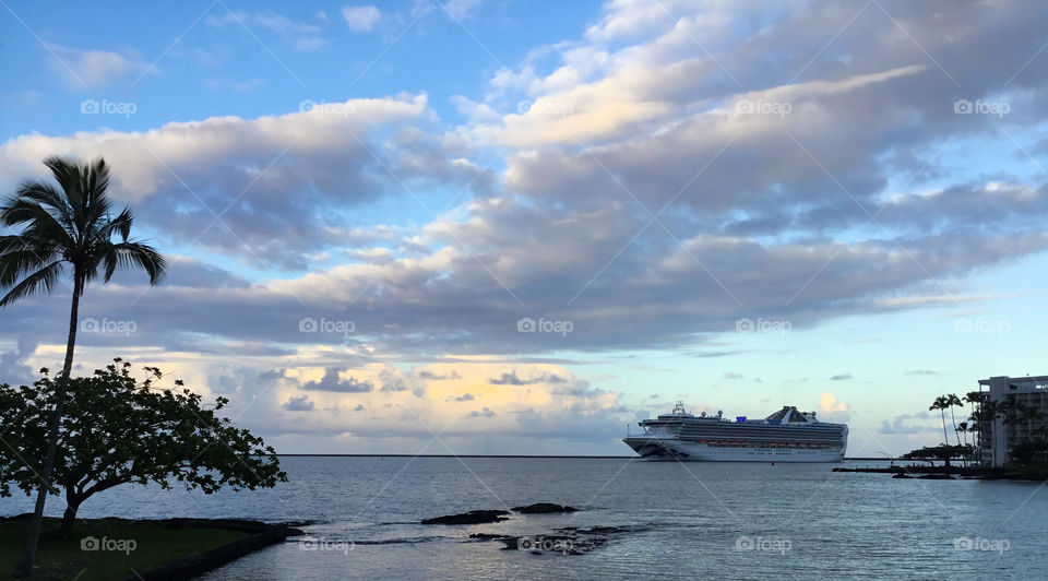 Cruise ship arriving in Hilo Bay