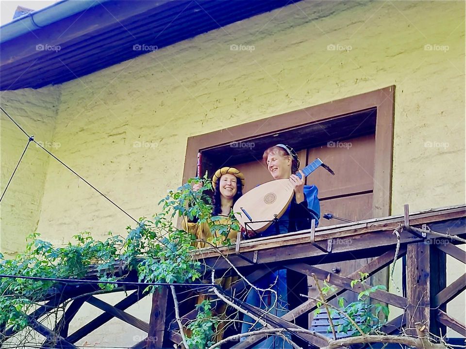 These ladies on the balcony of the „Bernauergarten“ play flute and lute for „Da Albrecht & sei Agnes“, a child version of the play about Duke „Albrecht“ of „Straubing“, Bavaria and his wife „Agnes Bernauer“. 2024. Hypnotic Productions