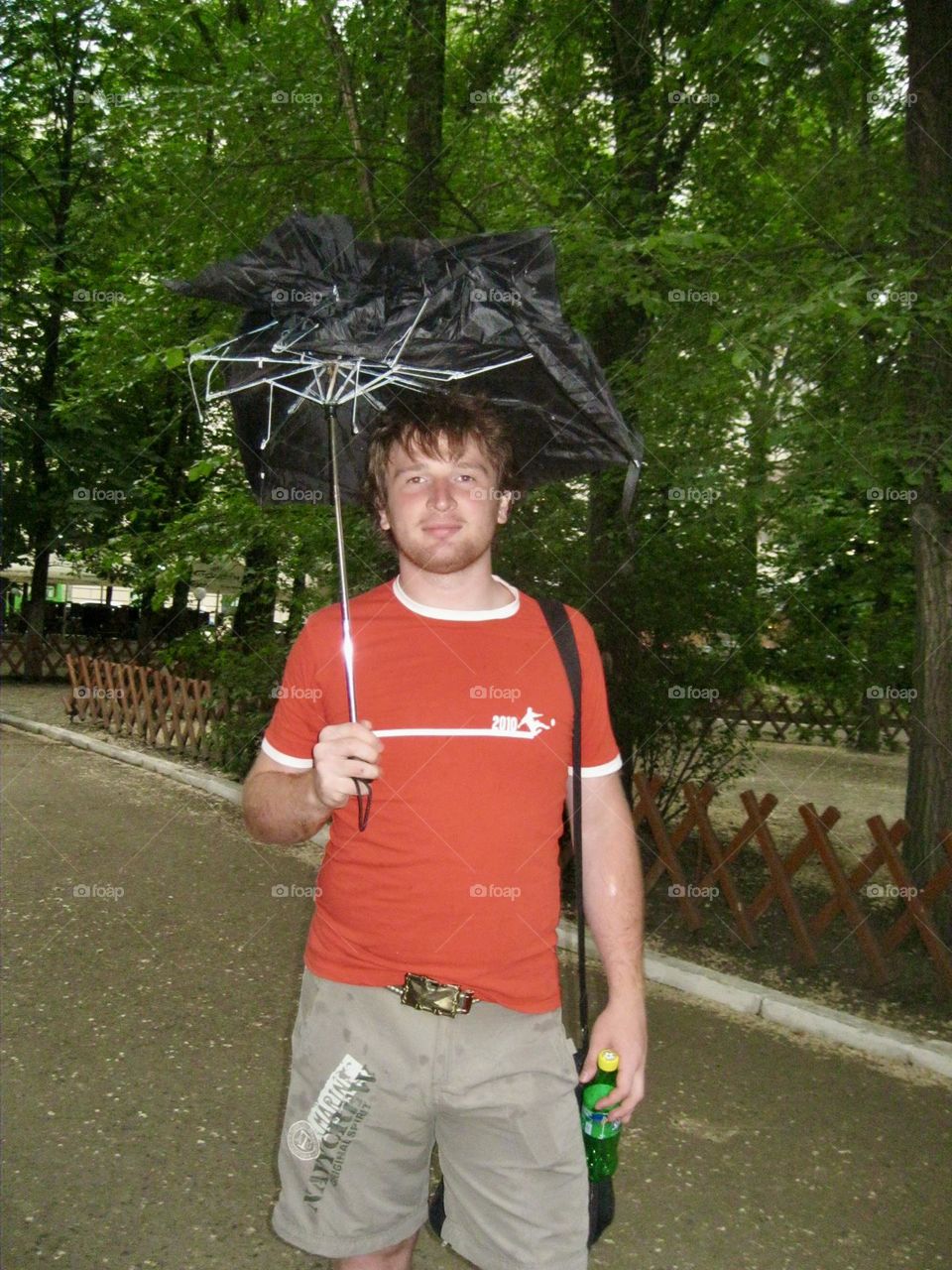 Поломанный зонт под дождем Broken Umbrella and rain