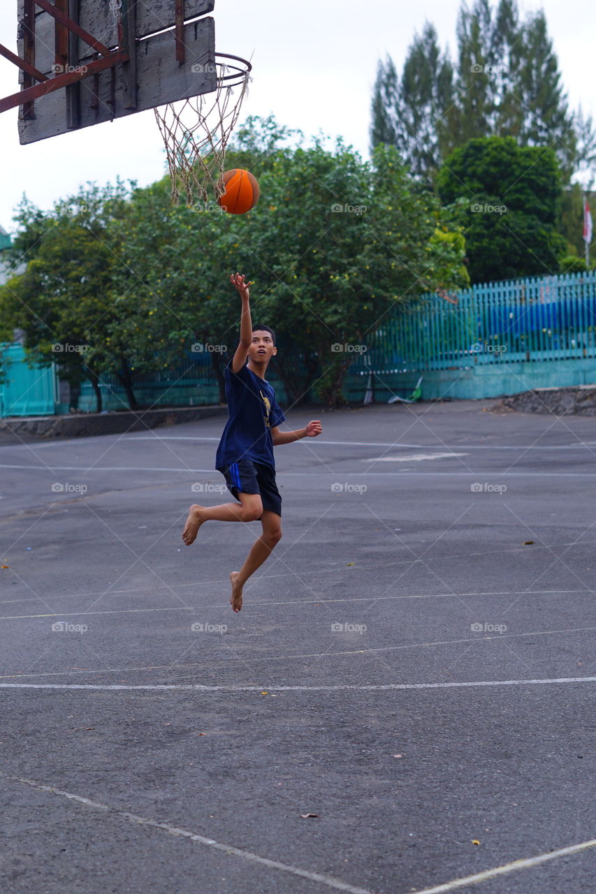 sekali lagi saya fotokan trik basket yang sangat sulit.