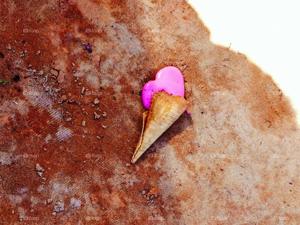 Nothing better than an ice cream to relieve the summer heat on the beach. But what t do when ice cream falls to the ground and melts? In that case, we can only admire your heart shape.