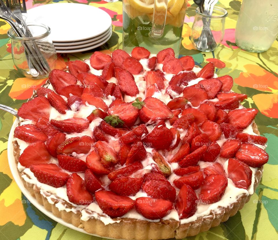 Strawberry tart with vanilla cream