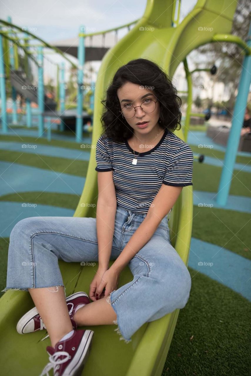 mujer hermosa en un parque