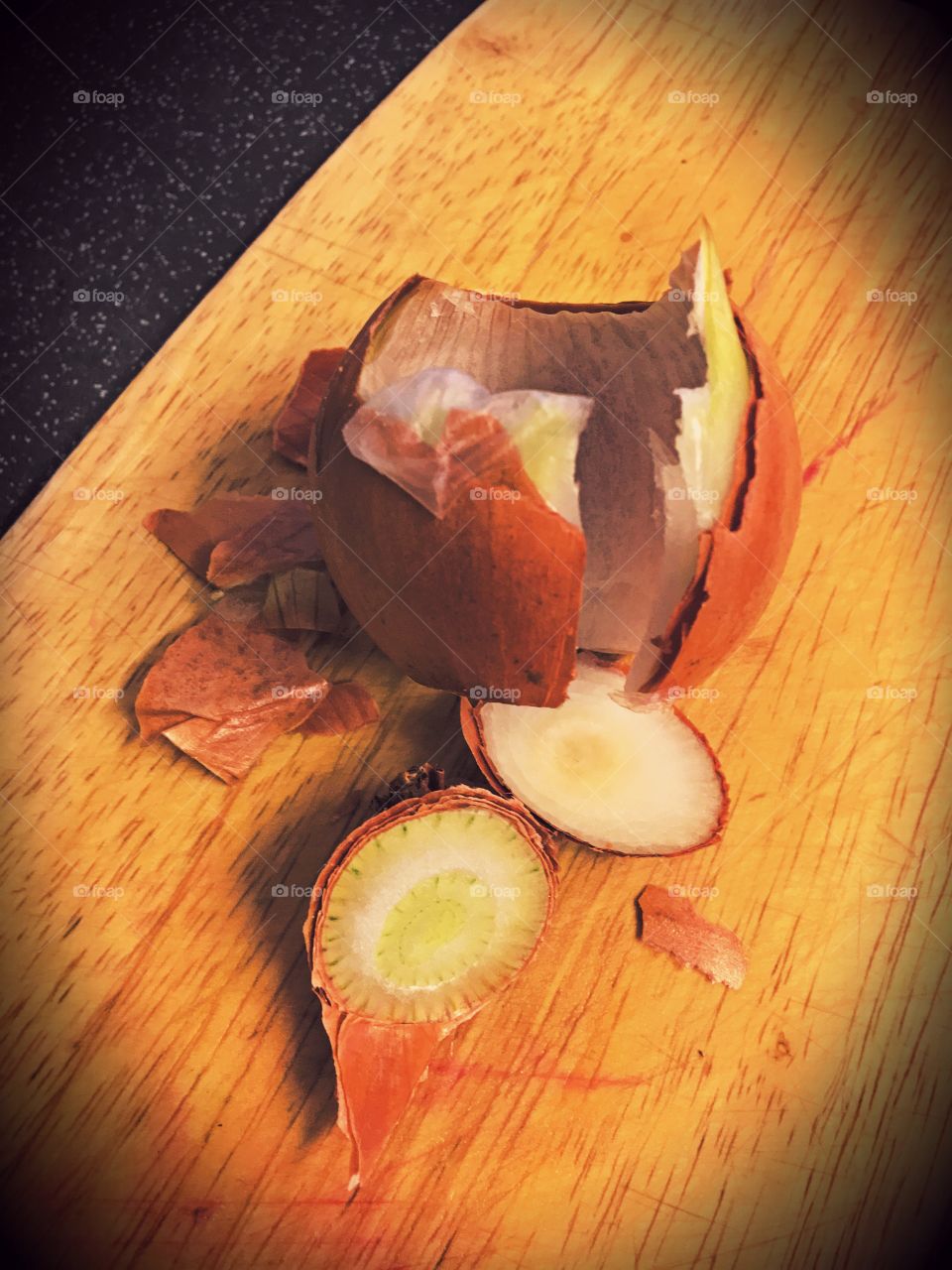 Onion on the chopping board