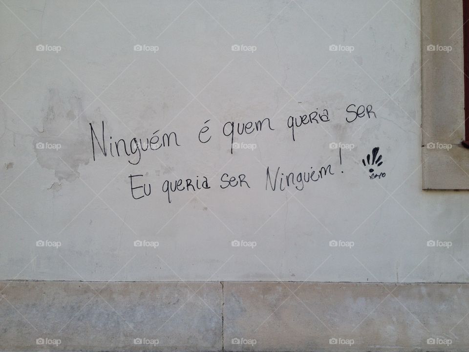 Wall poetry, street quotes, thoughts on the wall: "Ninguém é quem queria ser/Eu queria ser ninguém" (Nobody is what they wanted to be/I wanted to be nobody)