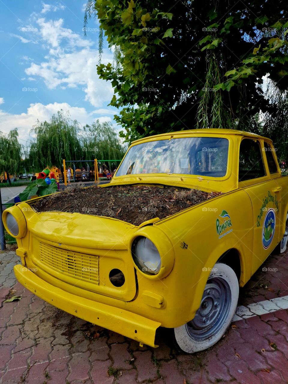 yellow trabant