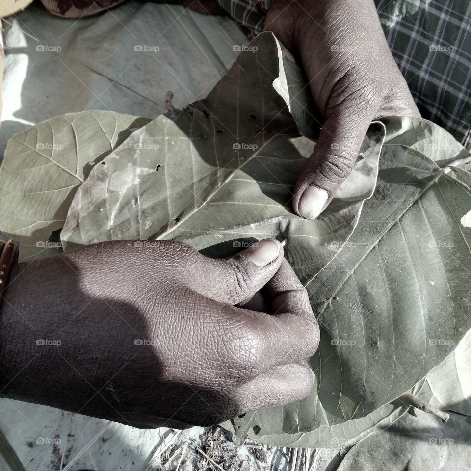 women sewing leaf for make a cup..