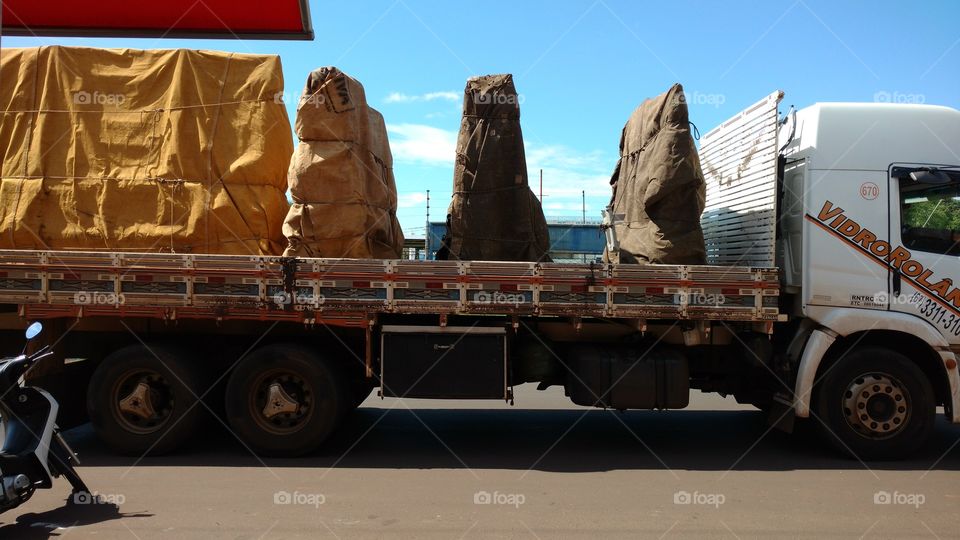 Caminhão com cargas.