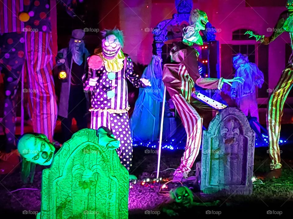 Halloween outdoor animatronics decorations! A clown graveyard.