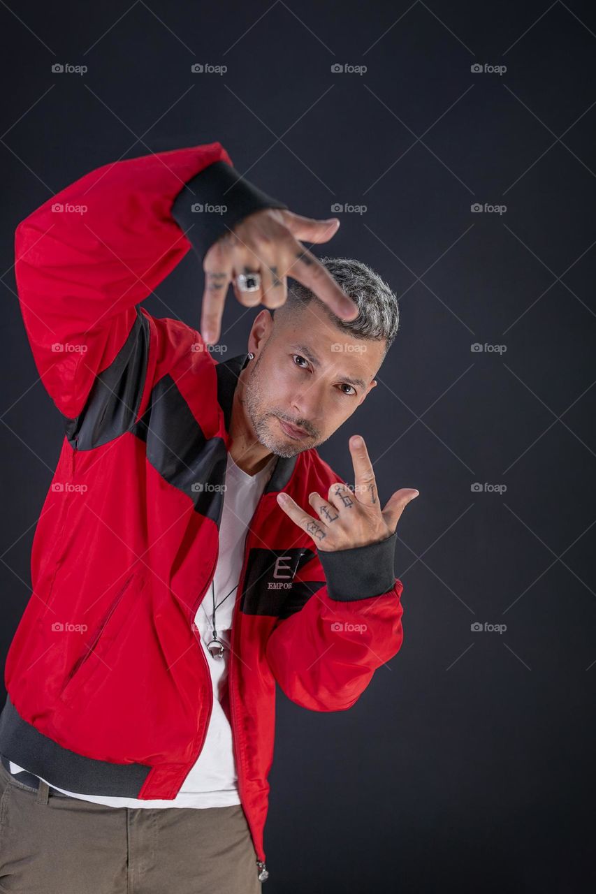 Rapper na pose tatoo