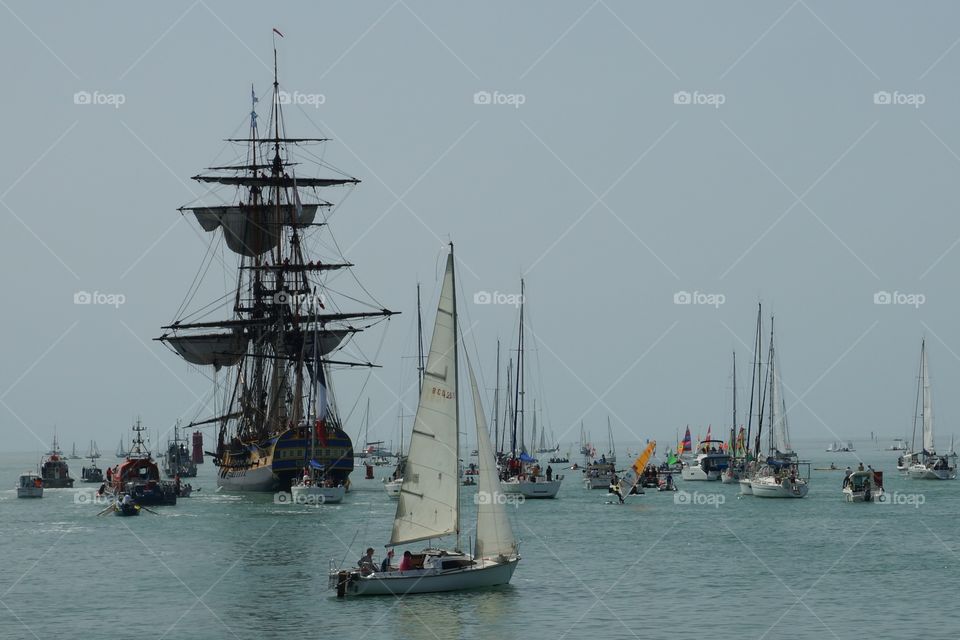 L'Hermione prend le large . La frégate L'Hermione prend le large sous escorte en quittant La Rochelle