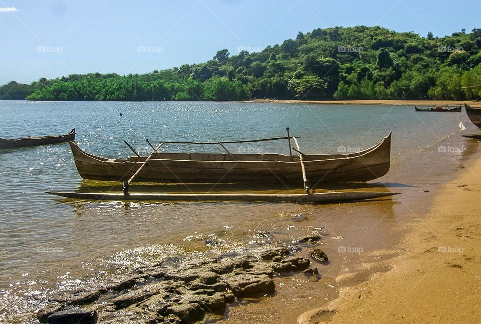 Old canoa hawaianas in the sea 