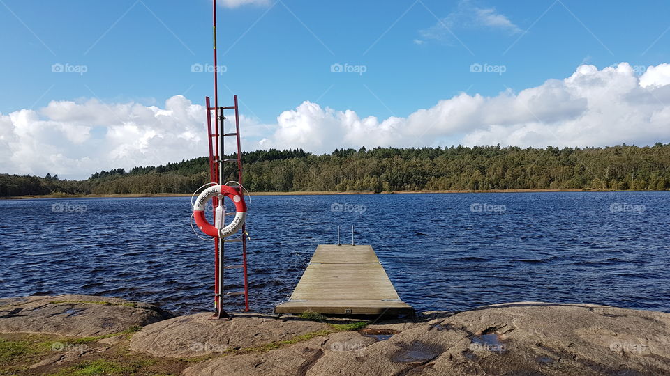 Beautiful day by the lake in autumn , empty wooden pier , vacker höstdag brygga härlanda tjärn 
