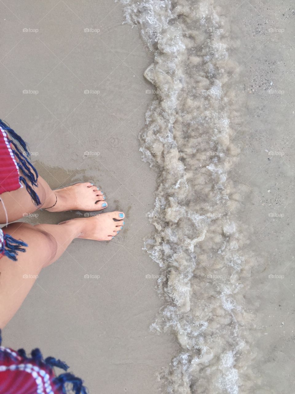 Feet approaching the sea 
