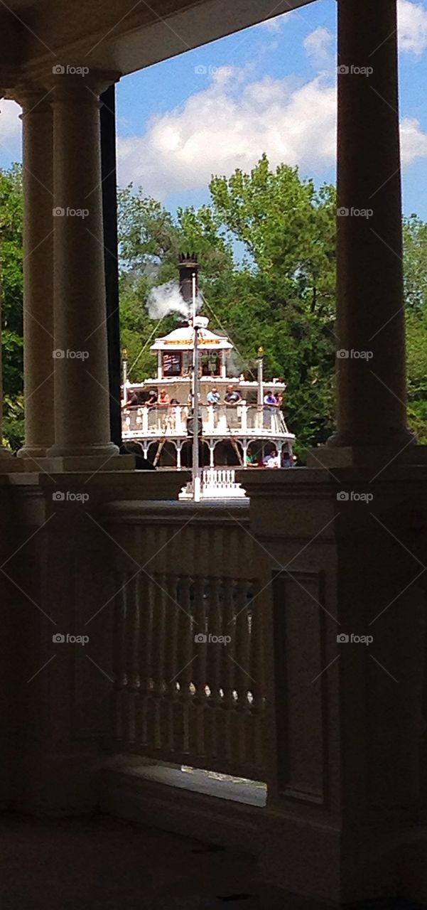 Riverboat coming on to dock 