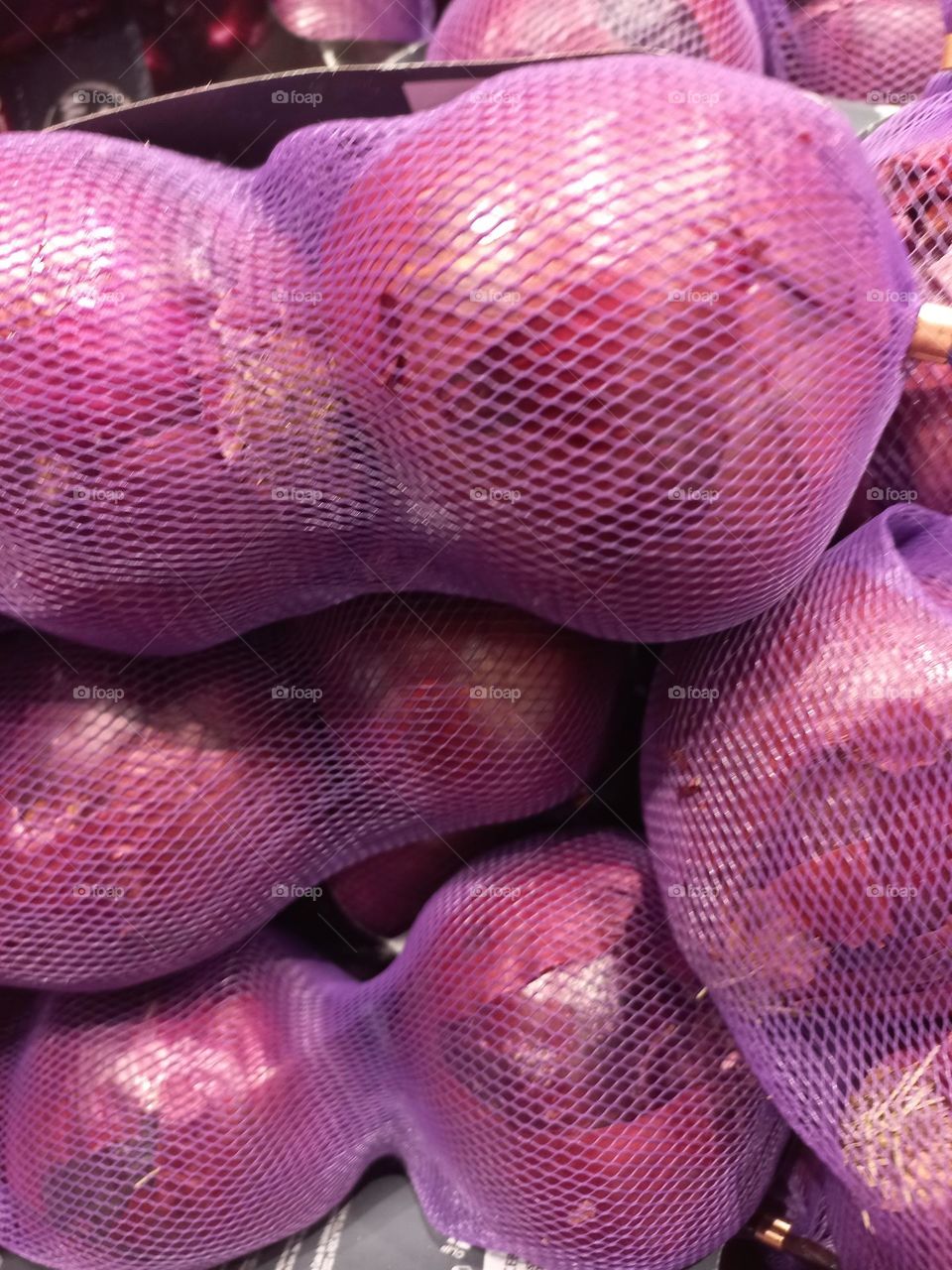 A cebola roxa é rica em fibras, vitamina C antiocianinas, antioxidantes,  importantes no combate à problemas cardíacos. Tem sabor suave é, é perfeita para ser consumida em saladas ou receitas em que se apresenta crua