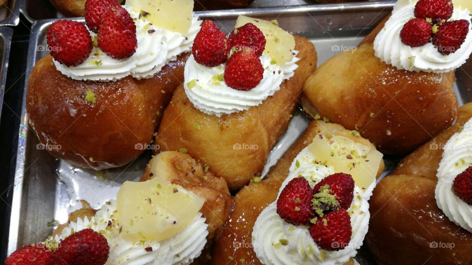 babà con panna e fragole