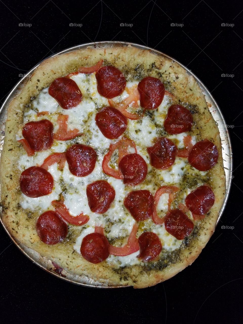 Pepperoni pesto pizza