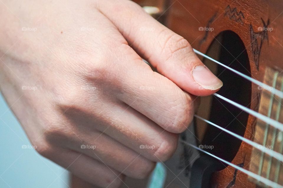 Girl playning ukulele