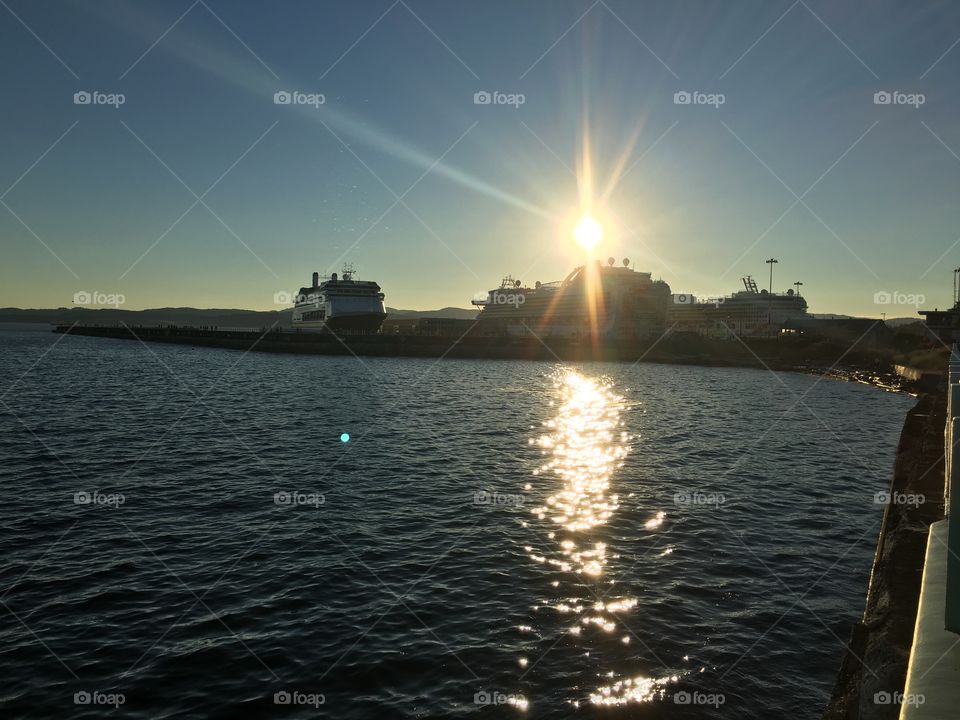 Sun rays illuminating the ship