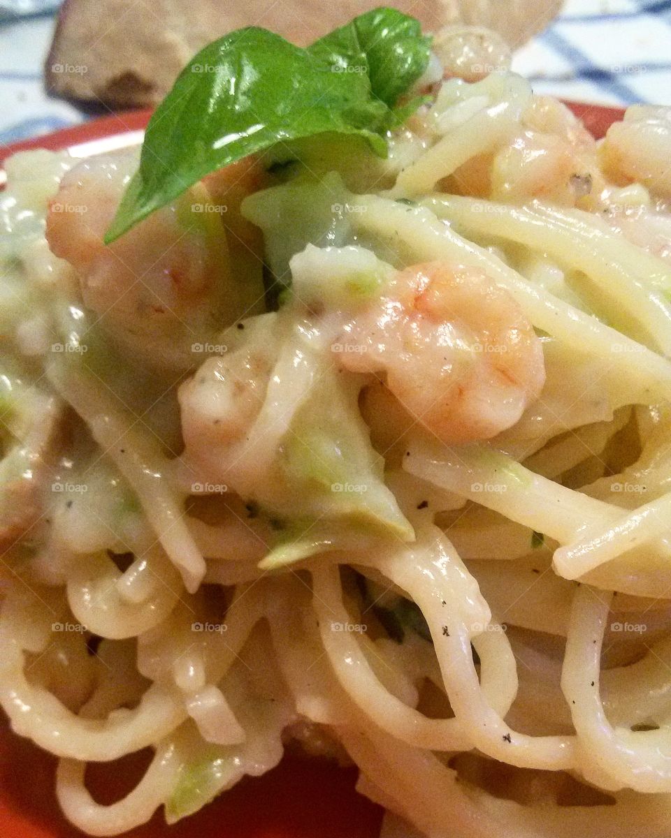 Zucchini and shrimps spaghetti