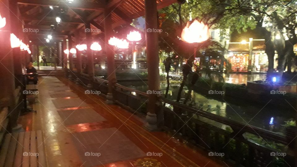 lồng đen hoa sen trước hàng hiên nhà