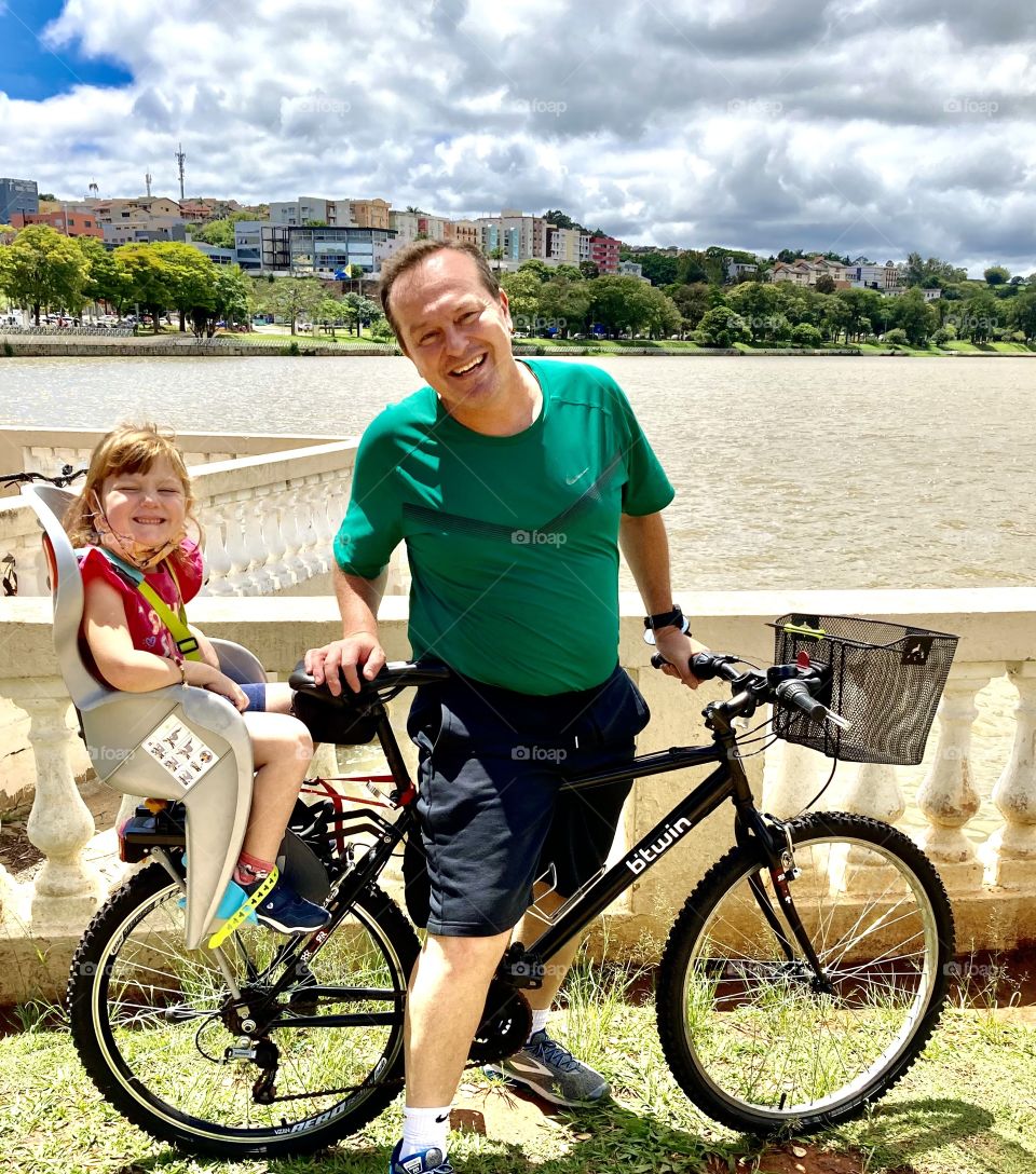 Riding with the puppy: is there anything cooler than that?  We are at Lake Taboão, in Bragança Paulista. / Pedalar com a filhotinha: tem algo mais legal do que isso? Estamos no Lago do Taboão, em Bragança Paulista.