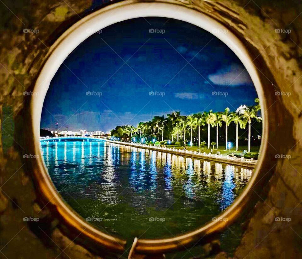 A view through a whole is always a fantasy ! 