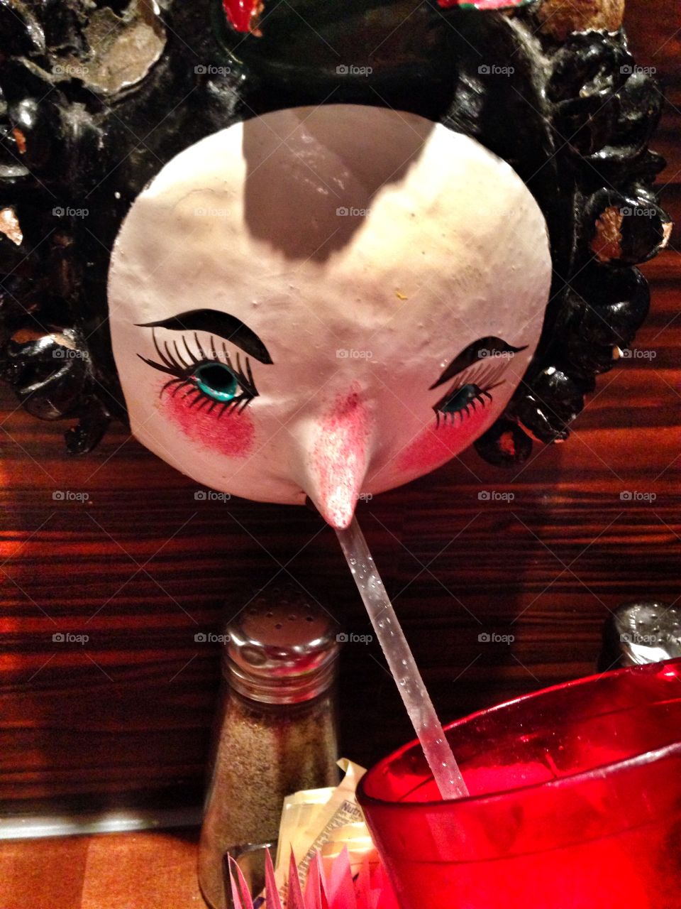 Share a drink. Table decor mask "sharing" a
Drink at a restaurant
