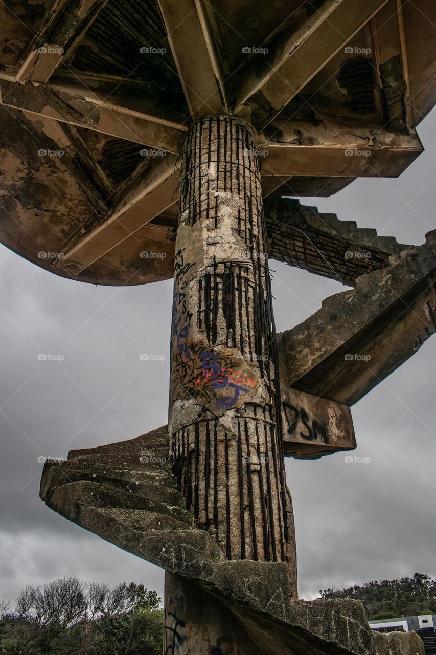 Nombre: Mirador Caracol. Sauce de Portezuelo,  Maldonado, Uruguay. Un viejo mirador, derruido. Obra arquitectónica antigua , Pop. con graffitis y sus hierros a la vista.