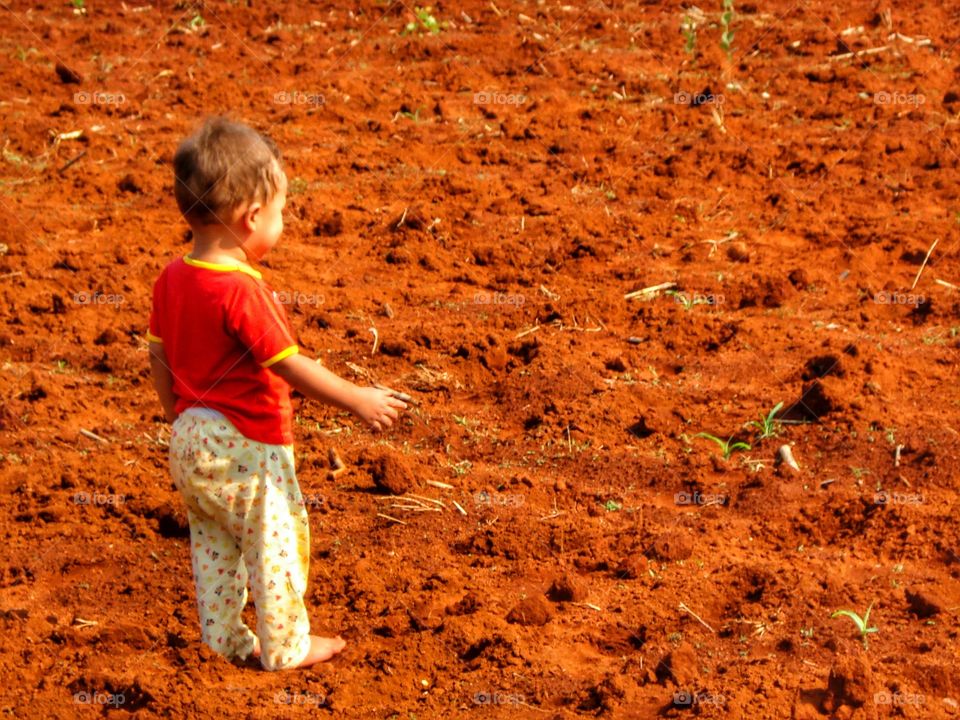 criança na terra
