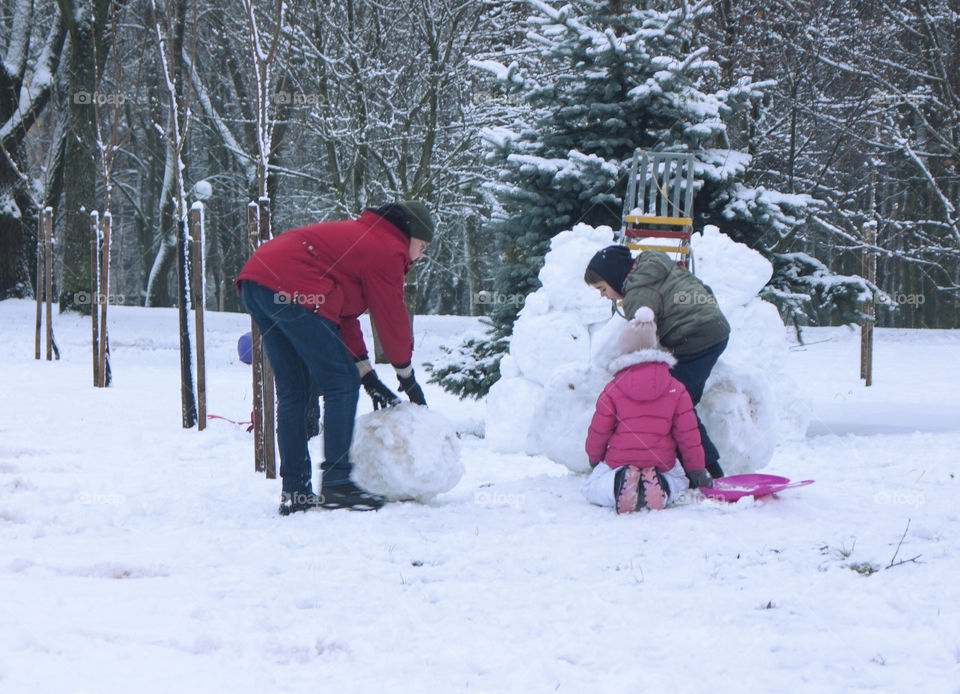 children play in the winter outdoors