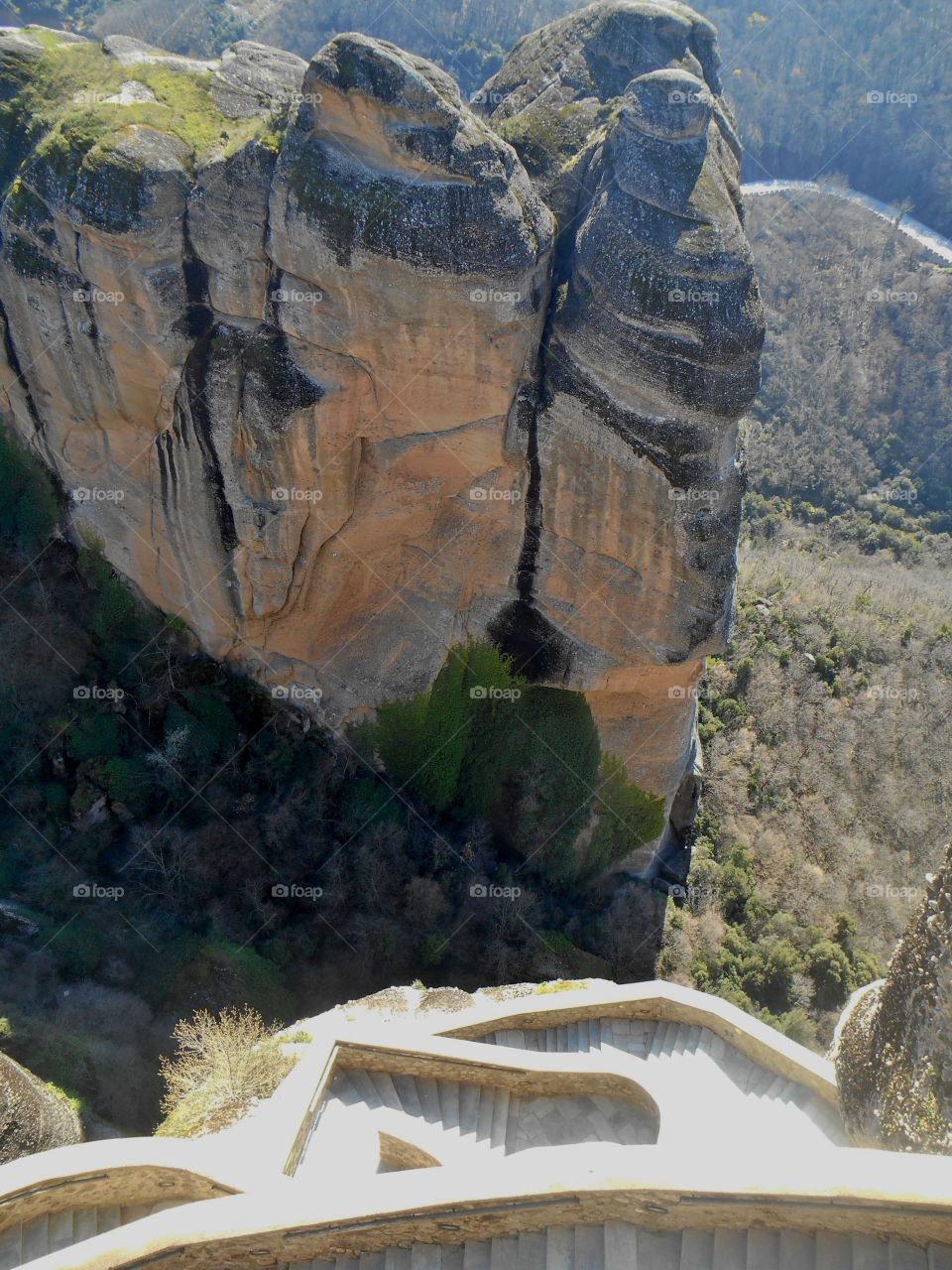 Vu sur un rocher et des escaliers du haut d'un monastère des météores en Grèce