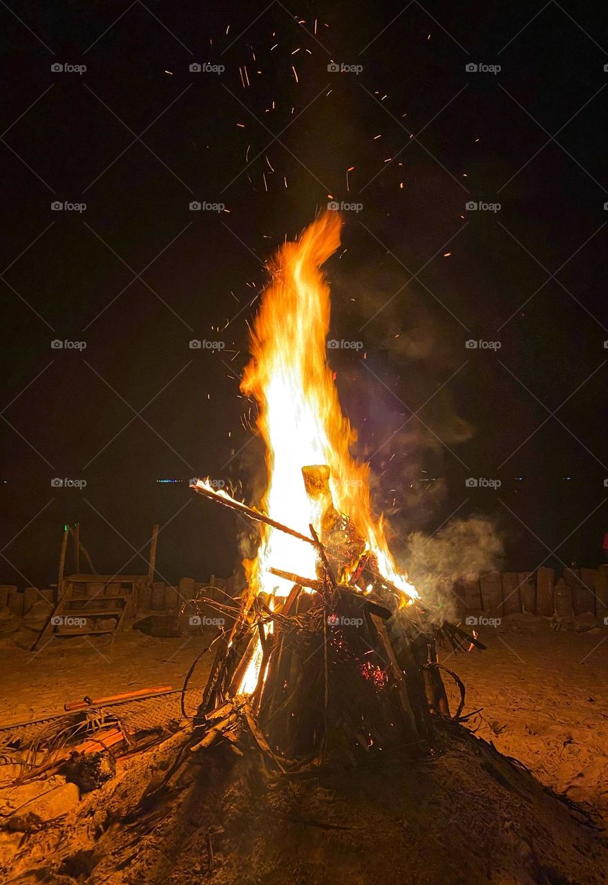 The power of fire, falò at the beach