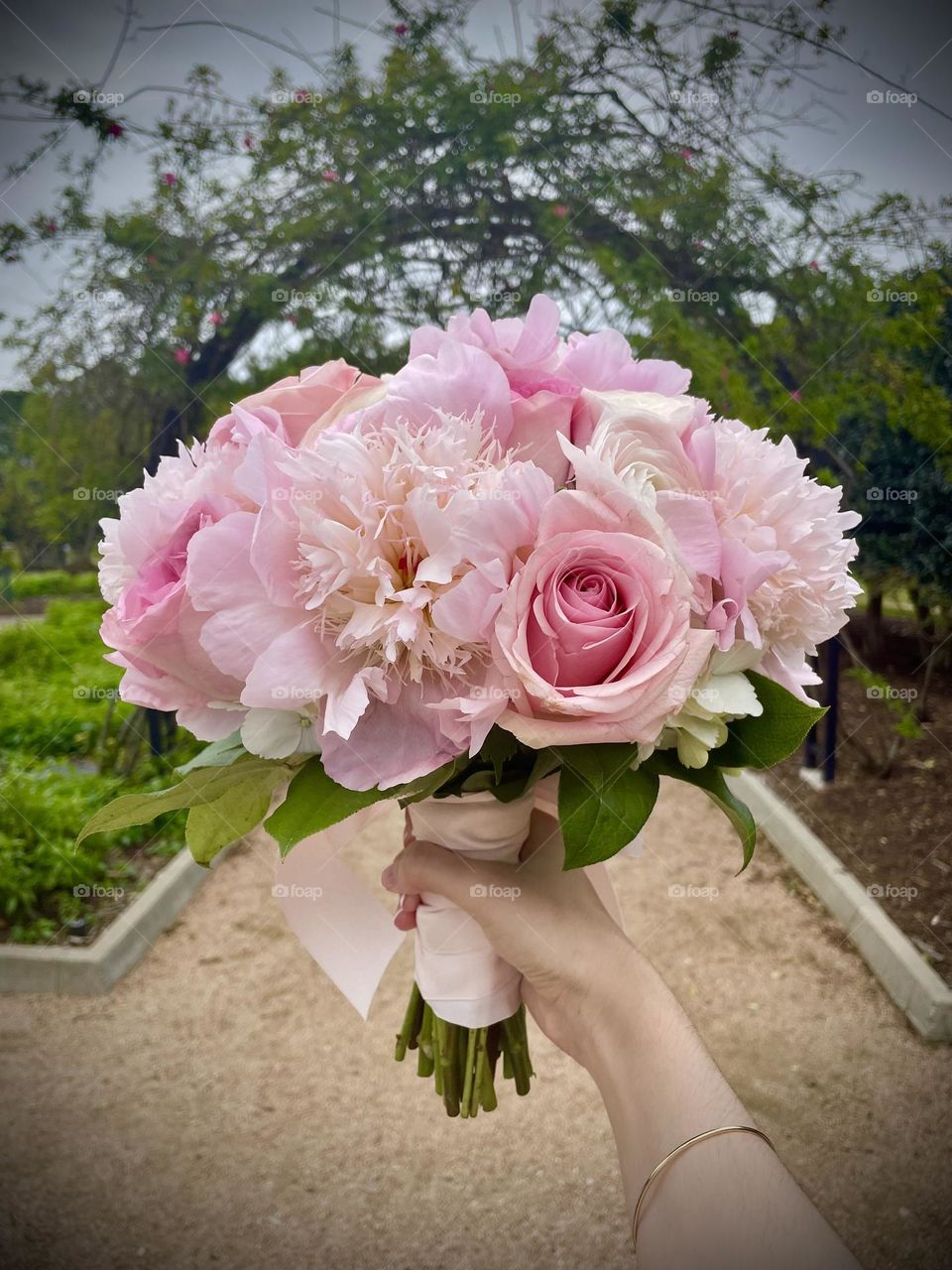 So I’ve been busy this weekend in Texas because my daughter got married!! This is her bouquet, peonies, roses and hydrangeas, and the only photo I’m allowed to post but so incredibly happy!! 💞