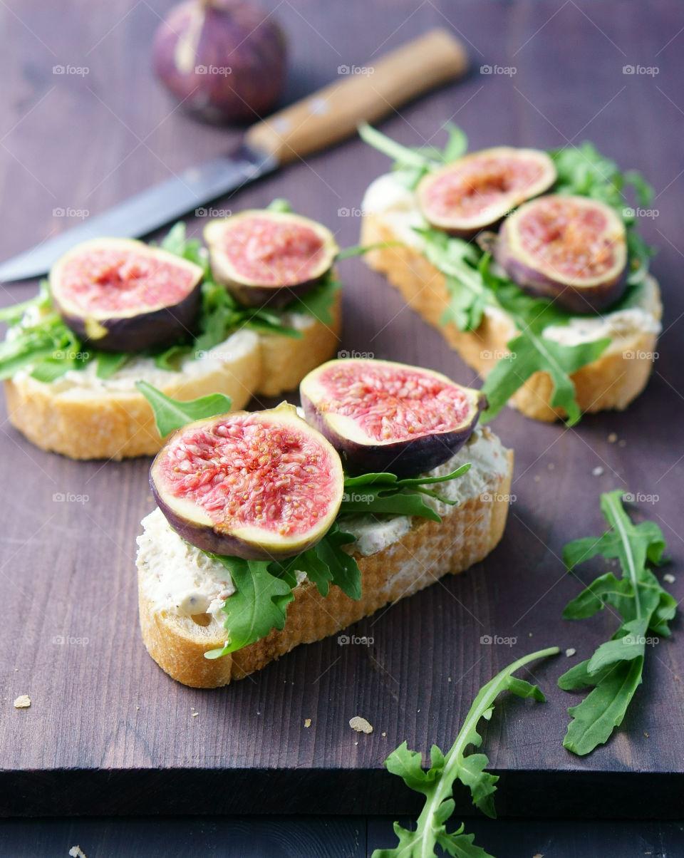 Bruschettas with figs