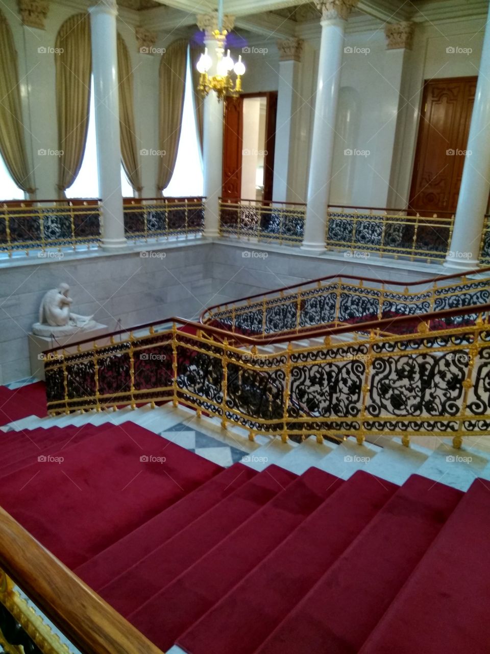 лестница во дворце Санкт Петербург ковровое покрытие парадный вход роскошный интерьер начало экспозиции Фаберже