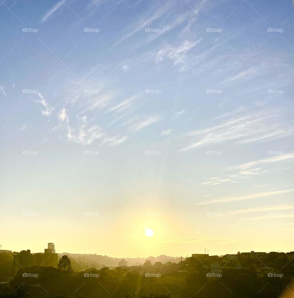 Morning in Brazil - Eis o amanhecer tão belo em Bragança Paulista: esse foi o clique das 07h30, com o sol radiante e algumas nuvens enfeitando o céu.
Tá bonito o domingão ou não tá?