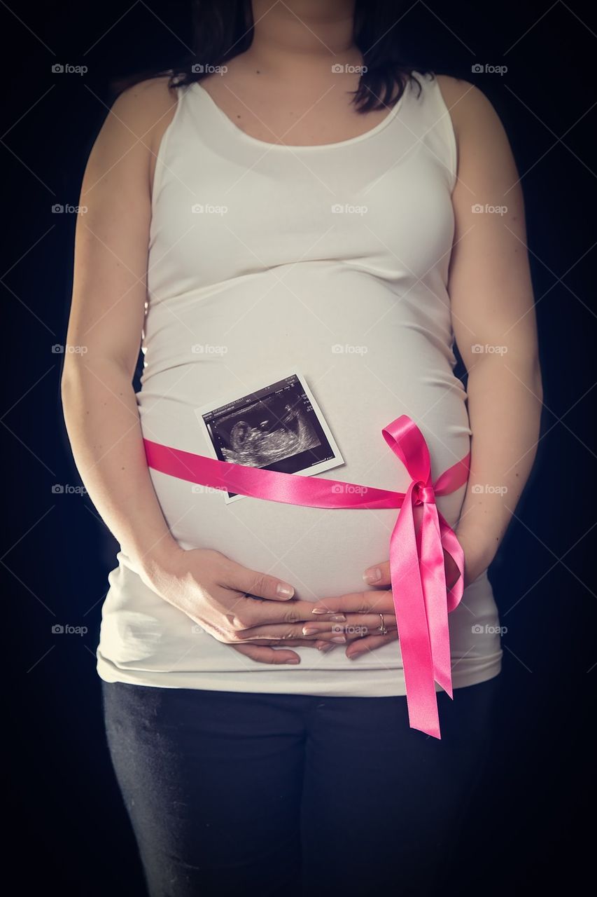 Pregnant woman with scan picture 