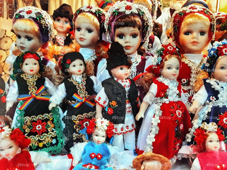 Dolls in traditional Romanian costumes