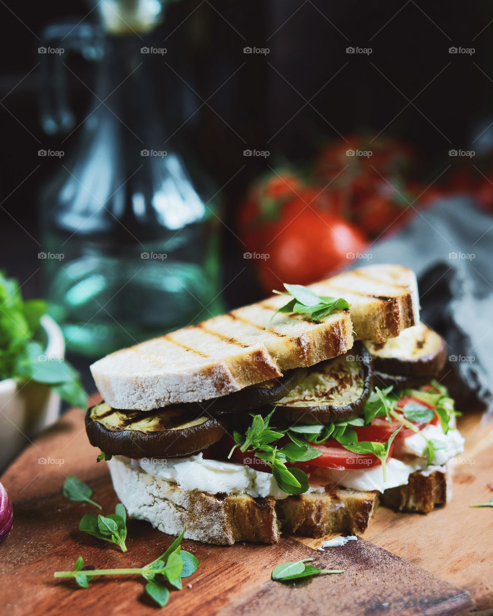 Sandwich with eggplant and cheese