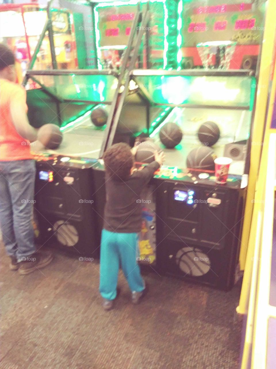 toddler versus adult in basketball arcade game