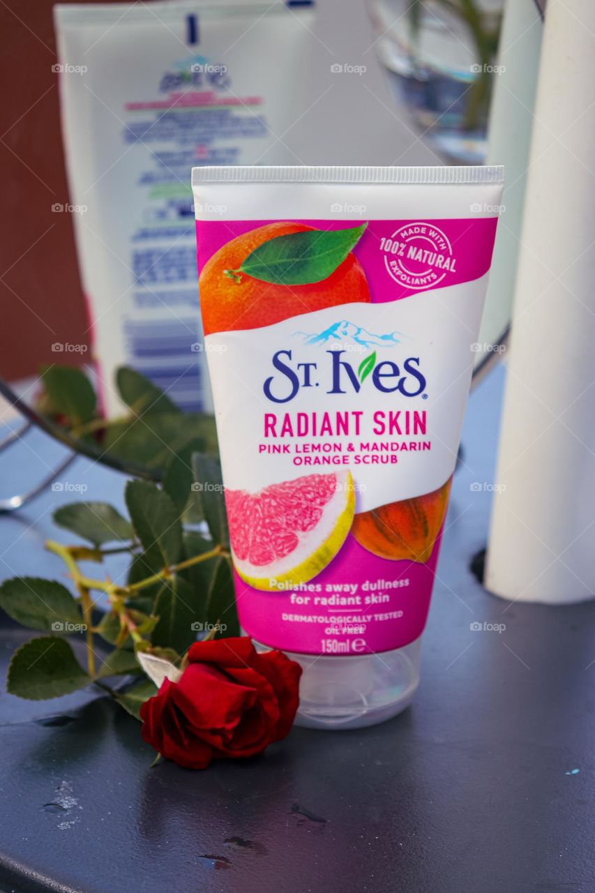 St.ives- radiant skin,  pink lemon and mandarine orange scrub